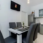 Vesna Apartment Grebastica